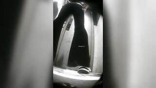 1月に流出した新たな映像には、桃色のお尻を持つセクシーな女性がDJに性的に興奮しながら排尿し、さらには腰をくねらせて踊っている様子が映って toilet (1)