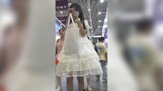 白いロリータワンピースを着た少女…ブースでパフォーマンスを観ていたが、CDケースの内側に陰毛が露出していた ipcam 1