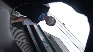 再販（盗撮バレ）JKさん短いスカートをまくり上げ蒸れたパンツを見せつけてくる voyeur jp