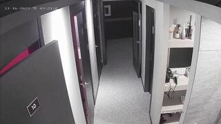 ハッカーがナイトクラブの更衣室の防犯カメラに侵入し、女性たちがシャワーを浴びたり、化粧をしたり、接客後に着替えたりする様子を密かに撮影 ipcam