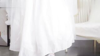 新婚夫婦が自撮りを投稿 ウェディングドレスを着た花嫁が雌犬に変身❤️ 中に挿入され射精される、ピンク色の膣と豊かな胸、甘く感動的なうめき声 china