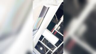 ロングスカートをはいた女子高生がデザートを買いに出かけます。彼女の白い下着は形の良いお尻に押し込まれています（超鮮明画像） ipcam 1
