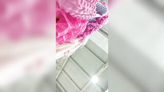 コスプレした女子高生とそのボーイフレンドが、お揃いの服を着て買い物中。ピンクの下着がローアングルから映っている ipcam 2