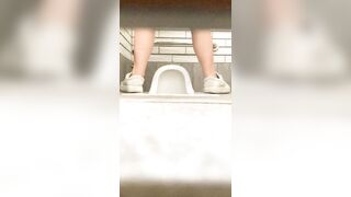 女の子が女の子を撮影するシリーズの第2弾。たくさんの女の子がカメラの前でお尻を突き出し、オマンコを見せてくれます（中には顔出しの子 toilet (1) 2