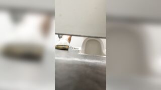 女の子が女の子を撮影するシリーズの第2弾。たくさんの女の子がカメラの前でお尻を突き出し、オマンコを見せてくれます（中には顔出しの子 toilet (2)