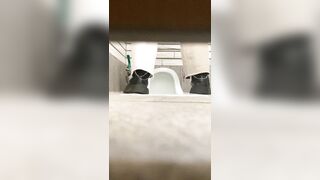 女の子が女の子を撮影するシリーズの第2弾。たくさんの女の子がカメラの前でお尻を突き出し、オマンコを見せてくれます（中には顔出しの子 toilet (5)
