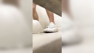 女子トイレに隠れて、放課後に生徒たちがおしっこをしている様子をこっそり撮影。多くの生徒はオマ○コを拭かないんです toilet (10)