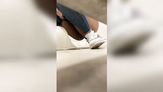 女子トイレに隠れて、放課後に生徒たちがおしっこをしている様子をこっそり撮影。多くの生徒はオマ○コを拭かないんです toilet (14)