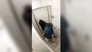 女子トイレに隠れて、放課後に生徒たちがおしっこをしている様子をこっそり撮影。多くの生徒はオマ○コを拭かないんです toilet (19)
