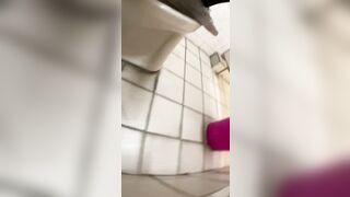 女子トイレに隠れて、放課後に生徒たちがおしっこをしている様子をこっそり撮影。多くの生徒はオマ○コを拭かないんです toilet (20)