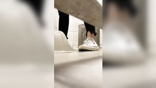 女子トイレに隠れて、放課後に生徒たちがおしっこをしている様子をこっそり撮影。多くの生徒はオマ○コを拭かないんです toilet (24)