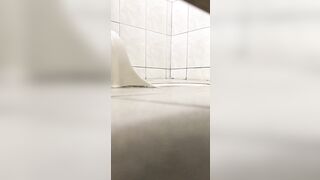 女子トイレに隠れて、放課後に生徒たちがおしっこをしている様子をこっそり撮影。多くの生徒はオマ○コを拭かないんです toilet (26)