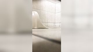 女子トイレに隠れて、放課後に生徒たちがおしっこをしている様子をこっそり撮影。多くの生徒はオマ○コを拭かないんです toilet (27)
