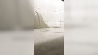 女子トイレに隠れて、放課後に生徒たちがおしっこをしている様子をこっそり撮影。多くの生徒はオマ○コを拭かないんです toilet (28)