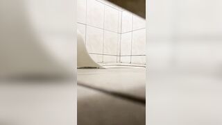 女子トイレに隠れて、放課後に生徒たちがおしっこをしている様子をこっそり撮影。多くの生徒はオマ○コを拭かないんです toilet (29)