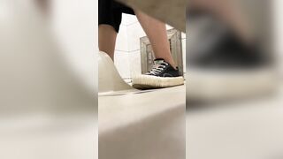 女子トイレに隠れて、放課後に生徒たちがおしっこをしている様子をこっそり撮影。多くの生徒はオマ○コを拭かないんです toilet (5)