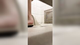 女子トイレに隠れて、放課後に生徒たちがおしっこをしている様子をこっそり撮影。多くの生徒はオマ○コを拭かないんです toilet (6)