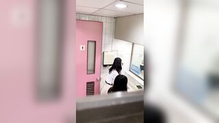 女子トイレに隠れて、放課後に生徒たちがおしっこをしている様子をこっそり撮影。多くの生徒はオマ○コを拭かないんです toilet (7)