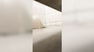 女子トイレに隠れて、放課後に生徒たちがおしっこをしている様子をこっそり撮影。多くの生徒はオマ○コを拭かないんです toilet (9)
