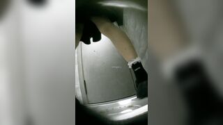 高画質なバーの舞台裏写真：ハイヒールとストッキングを履いた長い脚（4） toilet 1 (11)