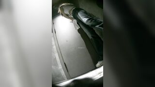 高画質なバーの舞台裏写真：ハイヒールとストッキングを履いた長い脚（4） toilet 1 (2)