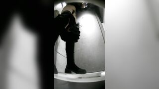 高画質なバーの舞台裏写真：ハイヒールとストッキングを履いた長い脚（4） toilet 1 (3)