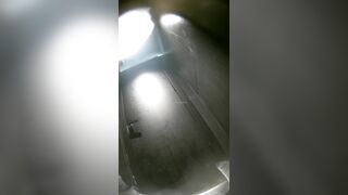 高画質なバーの舞台裏写真：ハイヒールとストッキングを履いた長い脚（4） toilet 2 (4)