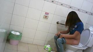 （塾シリーズ）制服と校章を身につけた若い女子生徒のグループ toilet  (3)