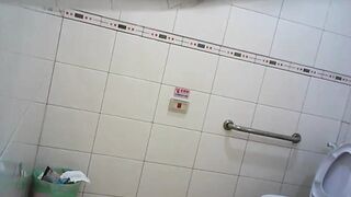 （塾シリーズ）制服と校章を身につけた若い女子生徒のグループ toilet  (4)