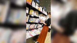 おじいちゃんと本屋に来ていた女の子をパシャリ voyeur jp 1