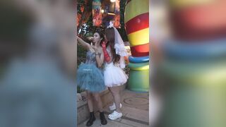 レースのウェディングドレスを着た美しい女性がコンサートに出席しています...CD プレーヤーのライトが点灯し、彼女の淡い黄色の下着が照らされま ipcam 1