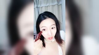 一見無邪気で眼鏡をかけた隣に住む年配の女性（猫のような癖がある）が、意外にも誘惑的で、陰部を露わにし、自慰行為をし、挑発的なヌードダン china (1)
