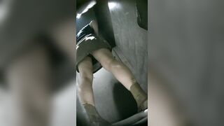 高画質なバーの舞台裏写真：ハイヒールとストッキングを履いた長い脚（5） toilet (8)