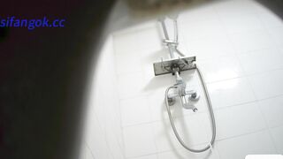 【オリジナル】4K没入型隠しカメラで撮影された、毛深い若い処女の入浴シーンのレア映像 パート2 toilet