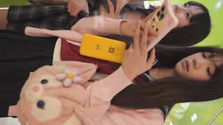【バナナキャットシリーズ】❤️ 見た目は純粋、中身はセクシーなJK制服少女が親友と大人のおもちゃ屋さんでバイブレーターを買おうと買い物に出 ipcam
