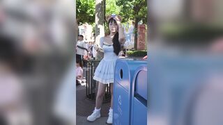 青いレースのドレスを着た若い女性がパフォーマンスを見ています...彼女は半透明のアンダーシャツを着て半分しゃがんでおり、CDをかけています ipcam 1