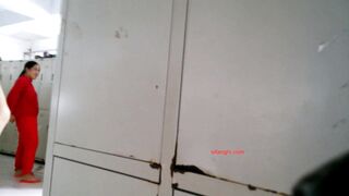 女装した男がトイレに忍び込み、写真を撮ったり、こっそり下着を見たりした toilet (1)