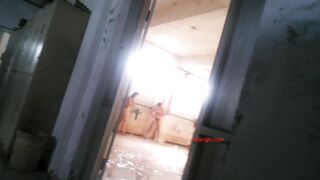 女装した男がトイレに忍び込み、写真を撮ったり、こっそり下着を見たりした toilet (2)