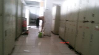 女装した男がトイレに忍び込み、写真を撮ったり、こっそり下着を見たりした toilet (4)