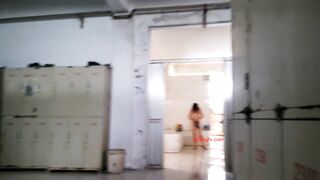女装した男がトイレに忍び込み、写真を撮ったり、こっそり下着を見たりした toilet (5)