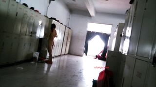女装した男がトイレに忍び込み、写真を撮ったり、こっそり下着を見たりした toilet (6)