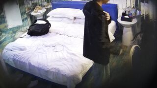 アパートメントホテル ✅ 女性が部屋にチェックインし、先にシャワーを浴びる。男が部屋に入ってきてズボンを脱ぎ、彼女の膣を数回舐め、それか china ipcam (3)