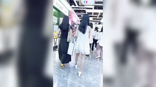 ロングドレスを着た美しい女性が親友と一緒に服を買いに出かけます。ピンクのレースで縁取られた裏地が透けています ipcam 1