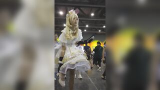 金髪のコスプレイヤーが買い物中…彼女のかわいい漫画をテーマにした下着は、前面と背面に 13 個の縫い目が見えます ipcam 1