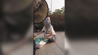 金髪のコスプレイヤーが買い物中…彼女のかわいい漫画をテーマにした下着は、前面と背面に 13 個の縫い目が見えます ipcam 2