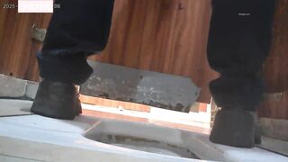 「長靴の女神」は食べ過ぎて、大砲のようなうんちをし、それが10分間も続きました toilet