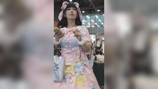 メイドさん2人が肌色のストッキングと白い下着を身につけてお買い物に出かけ、お菓子やCDを買ってきました ipcam 3