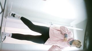 邪悪な家主シリーズのプレビュー❤️ その価値はその真実性にあります。家主が女性の入居者がシャワーを浴びたり、着替えたり、自慰行為をした toilet 5 (1)