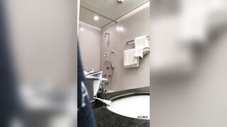 邪悪な家主シリーズのプレビュー❤️ その価値はその真実性にあります。家主が女性の入居者がシャワーを浴びたり、着替えたり、自慰行為をしたり toilet 1 (4)