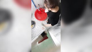 邪悪な家主シリーズのプレビュー❤️ その価値はその真実性にあります。家主が女性の入居者がシャワーを浴びたり、着替えたり、自慰行為をしたり toilet 3 (1)